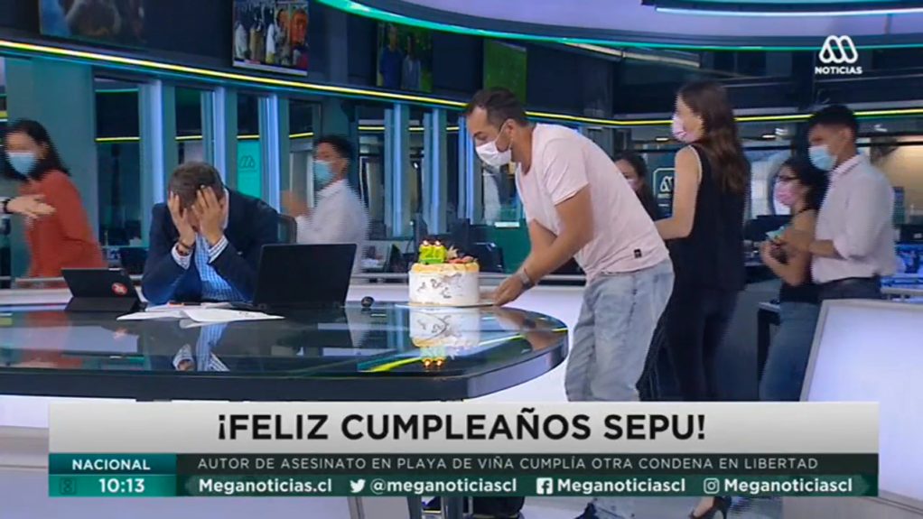 Rodrigo Sepúlveda se emocionó con sorpresa en pleno noticiero tras triste cumpleaños: “No lo esperaba”