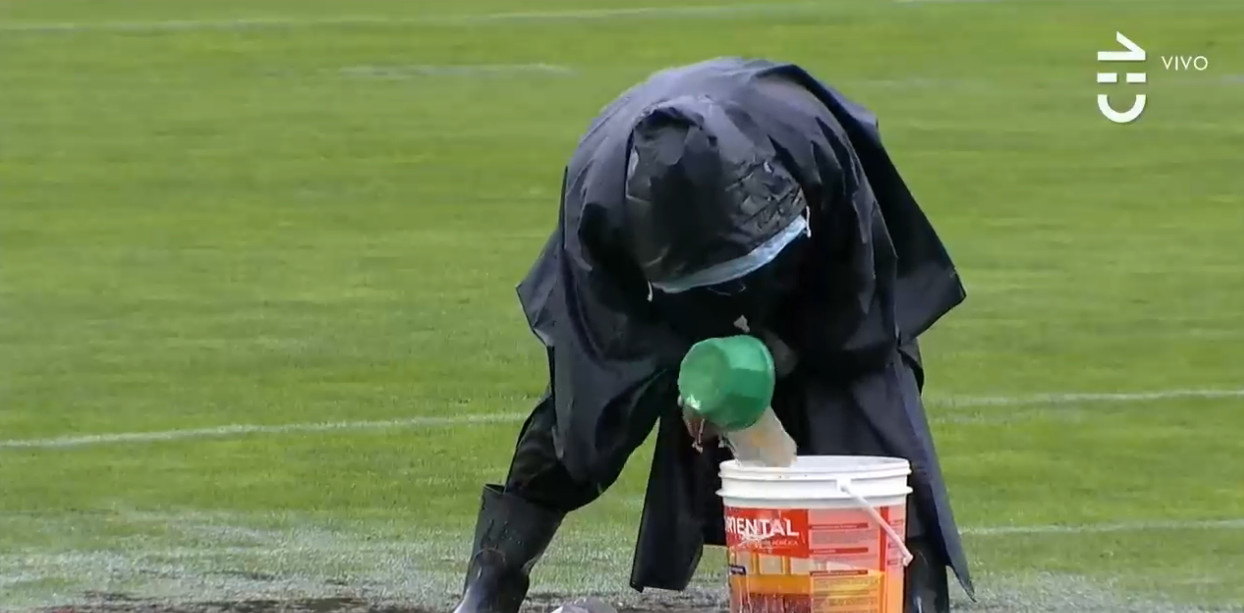 Sacan el agua con una botella: la insólita imagen en la previa del duelo de Chile con Bolivia