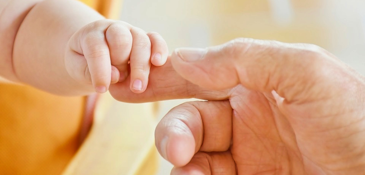 Mujer dio a luz en estacionamiento de clínica por no tener los bonos: todavía está en disputa legal