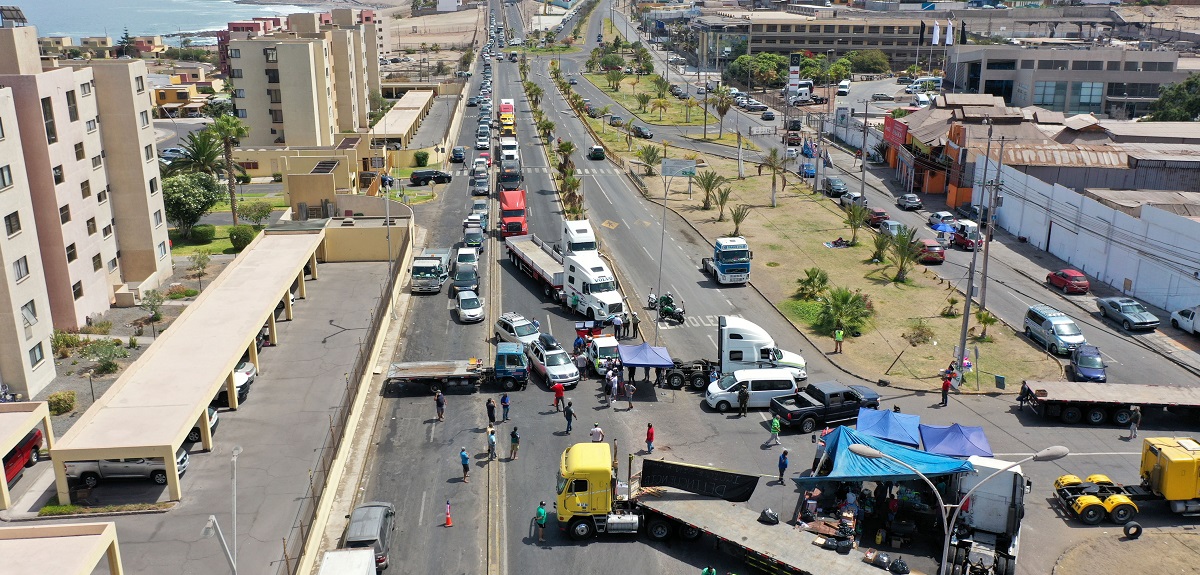 Camioneros bloquean acceso a Iquique y Antofagasta pese a acuerdo con el Gobierno