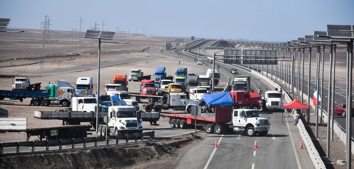 Luego de varios días de movilizaciones, tras la muerte del transportista Byron Castillo, los camioneros de Antofagasta confirmaron que depondrán el paro que mantenían.