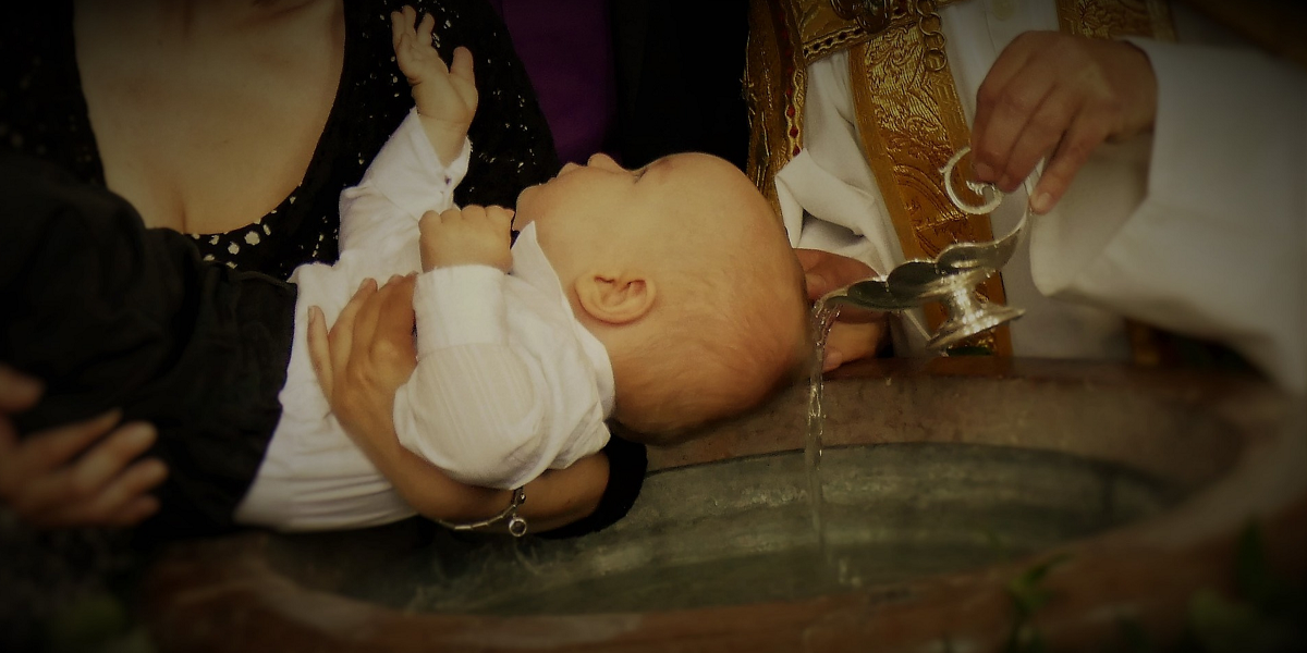 Invalidan más de 20 años de bautismos por culpa de sacerdote que recitaba mal una palabra