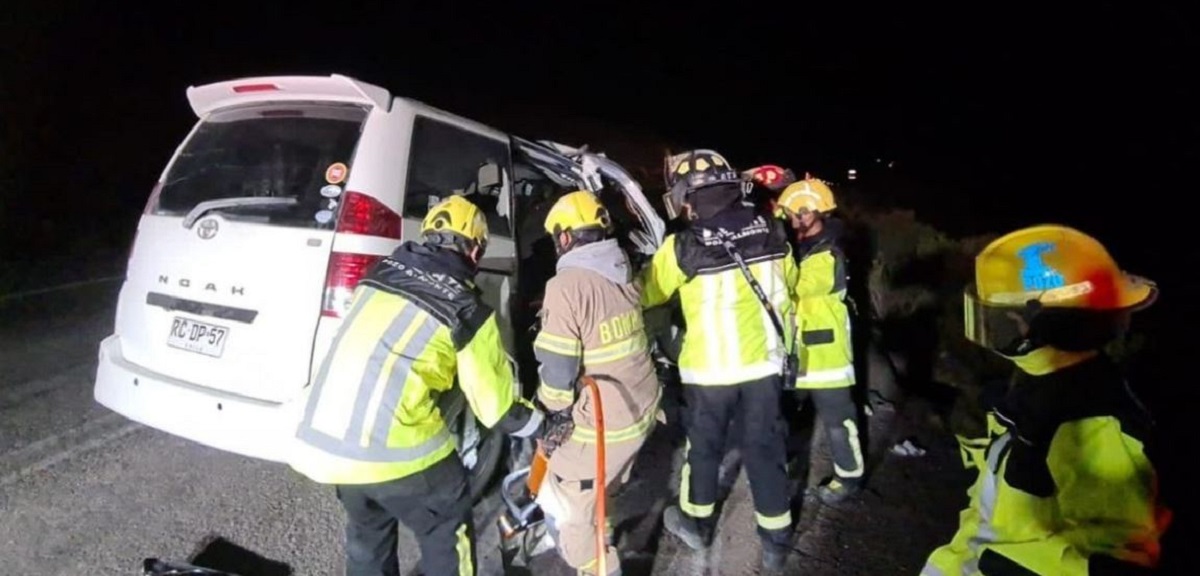 Choque de furgón y bus de pasajeros en región de Tarapacá