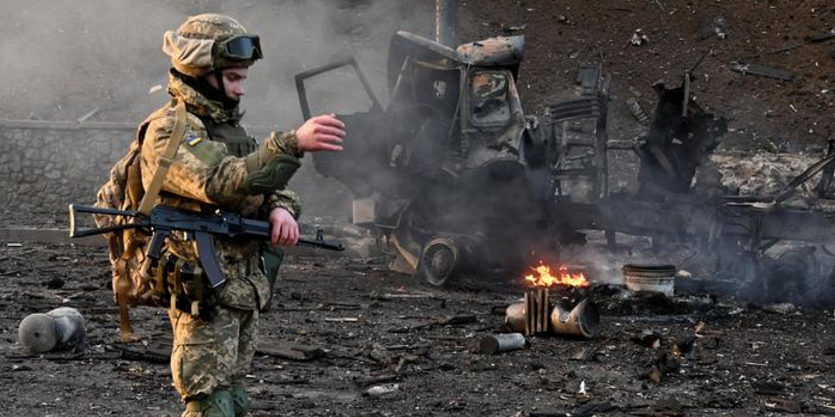 Un soldado ucraniano camina entre ruinas dejadas por un bombardeo ruso en Kiev