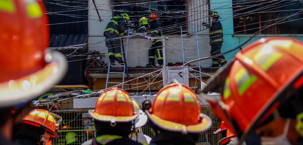 Gran incendio afectó locales comerciales en Barrio Franklin: cerca de 200 bomberos lo controlaron