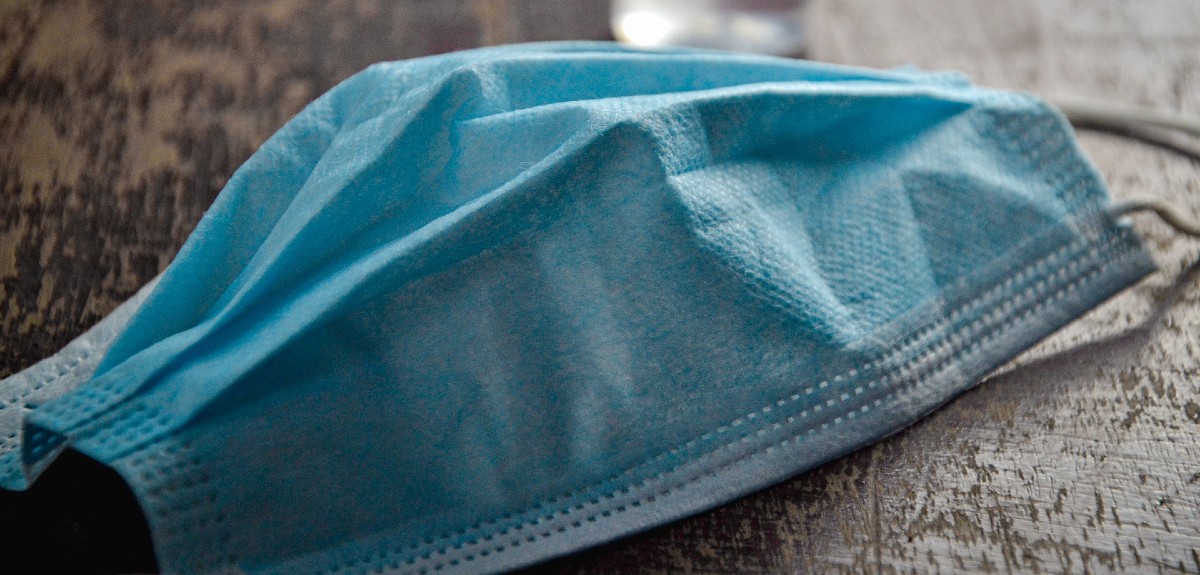 Uso prolongado y reutilizada: así es la desagradable imagen de una mascarilla con bacterias y hongos