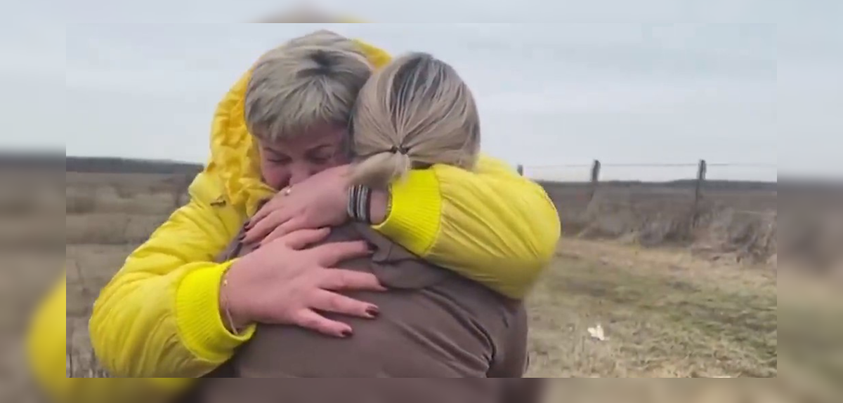 La conmovedora historia de mujer que ayudó a dos niños a escapar de la guerra en Ucrania para reunirlos con su madre
