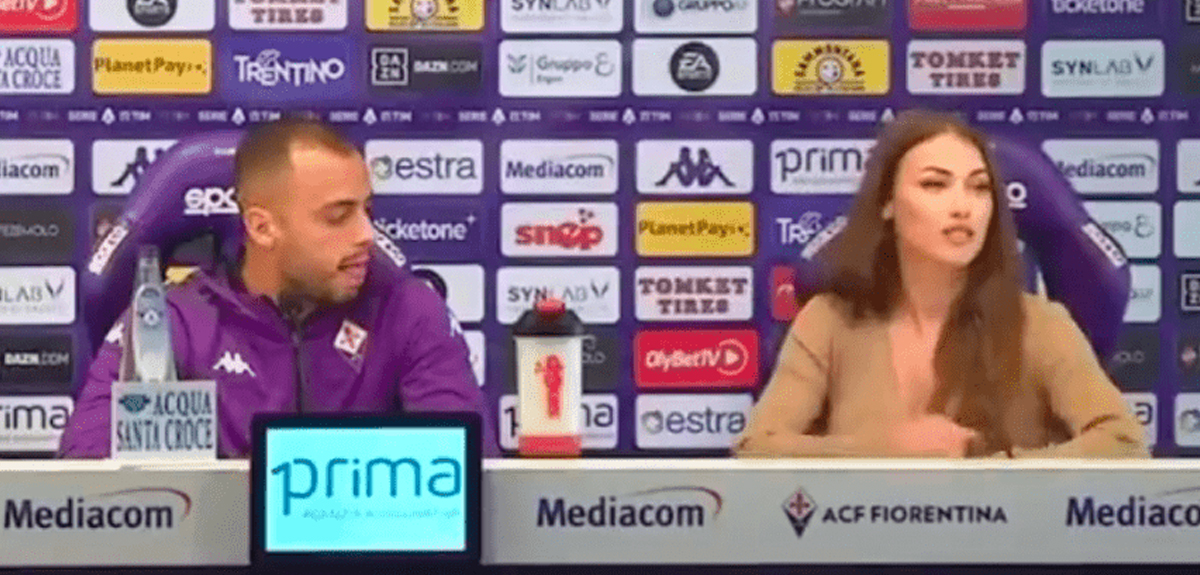 Polémico gesto jugador de Fiorentina a jefa de prensa