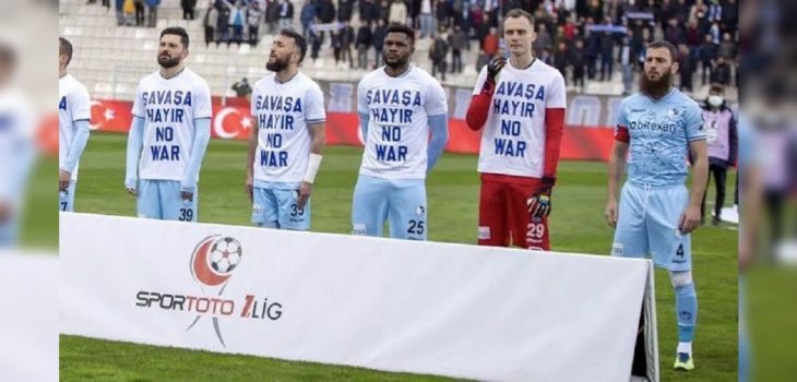 Aykut Demir se negó a usar camiseta no a la guerra