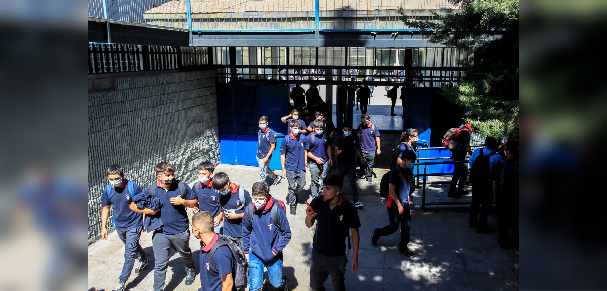 Corrigen Paso a Paso tras polémica por asistencia voluntaria a colegios: clases son obligatorias