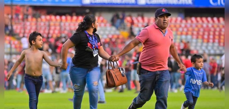 pelea de hinchas de Querétaro y Atlas en estadio
