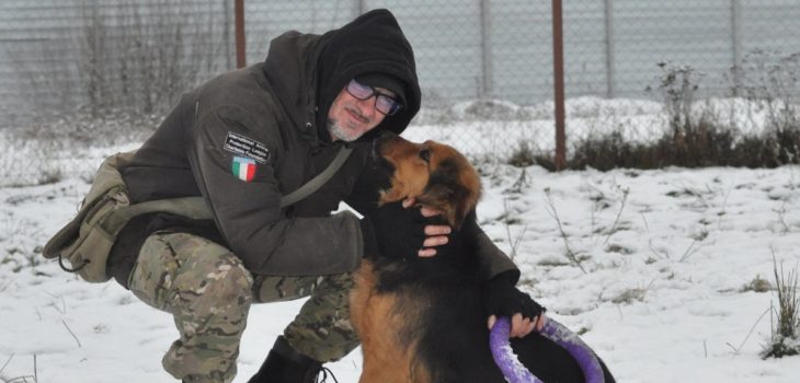 Rescatista se niega abandonar refugio animales en Kiev, Ucrania