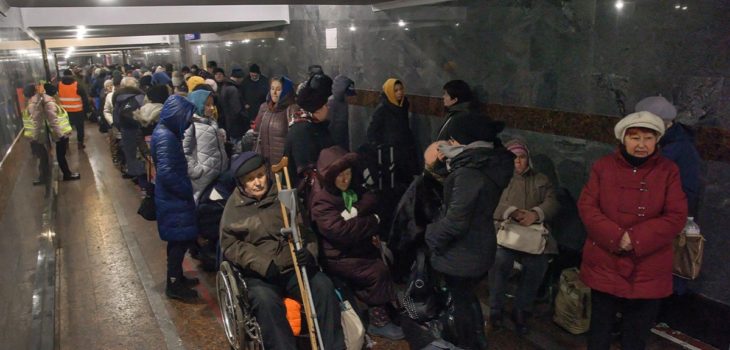 Rusia anuncia corredores humanitarios en Mariúpol: Ucrania asegura que 'asediada' de tropas enemigas