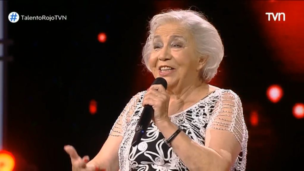Adulta mayor que cantaba en las micros sacó aplausos en ‘Talento Rojo’: emocionó a Catherine Fulop