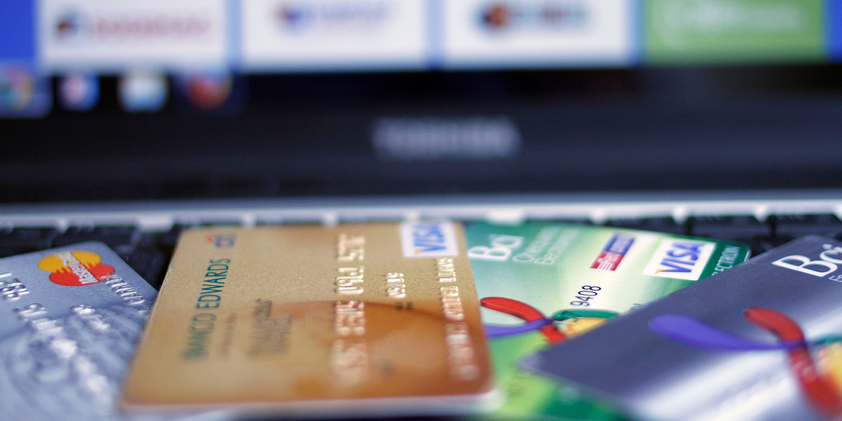 Revelan grandes diferencias en cobros por mantención en tarjetas de crédito