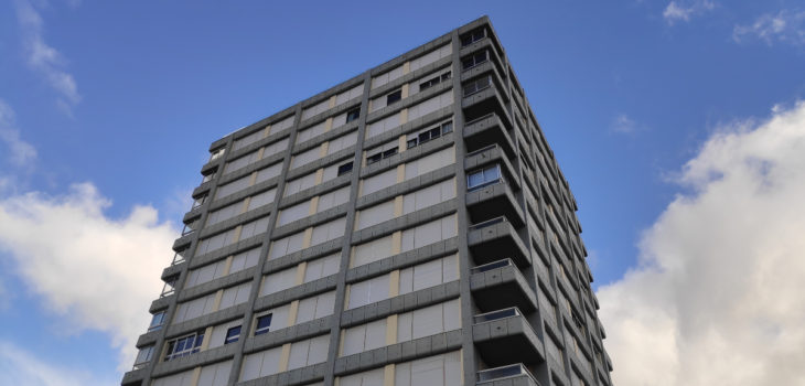 Mujer cayó del piso 15 de un edificio en Santiago Centro: investigan posible femicidio