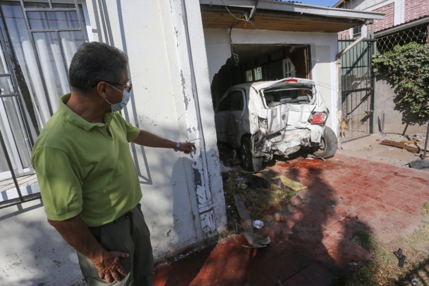 “Salvada milagrosa”: auto quedó incrustado en pieza donde dormía persona mayor en Macul