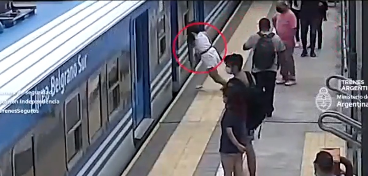 joven cayo a via del tren Argentina