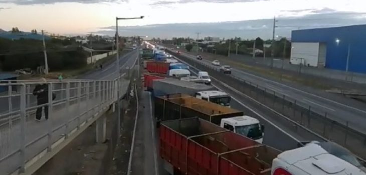 Camioneros protestan en Ruta 5 Sur a la altura de Paine: bloqueo genera congestión en ambos sentidos