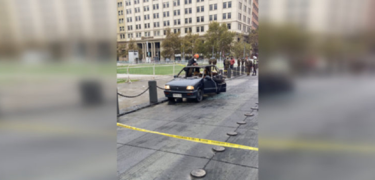 Reportan que hombre intentó quemarse a lo bonzo frente a La Moneda