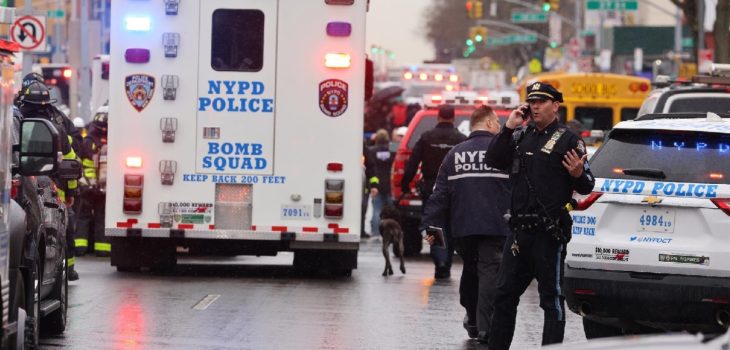 Tiroteo en metro de Nueva York deja al menos 13 heridos: imágenes dan cuenta de gravedad del ataque