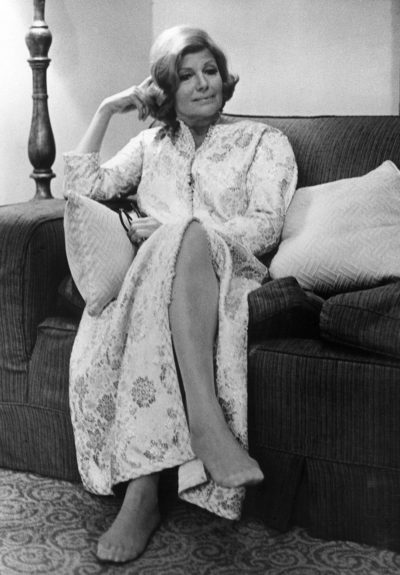 La actriz Rita Hayworth, 48, en un hotel londinense donde se encuentra de vacaciones