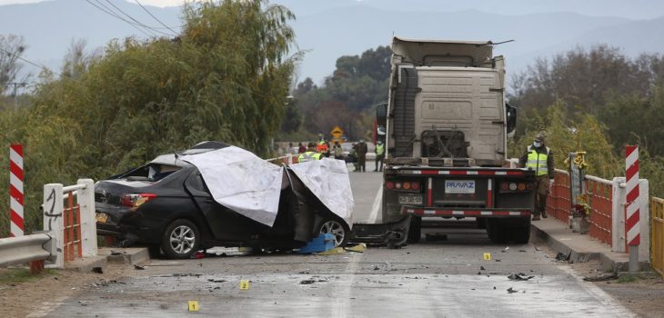 Impactantes imágenes tras fatal colisión en María Pinto: van 6 fallecidos
