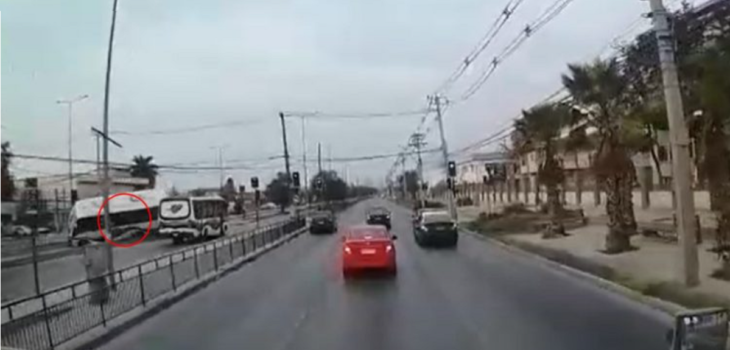 Accidente de tránsito en Cerrillos: video captó momento en que bus de pasajeros colisionó y volcó
