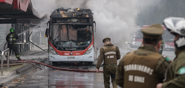 Los detalles tras la quema de un bus en Santiago: dos detenidos serían alumnos de 16 años