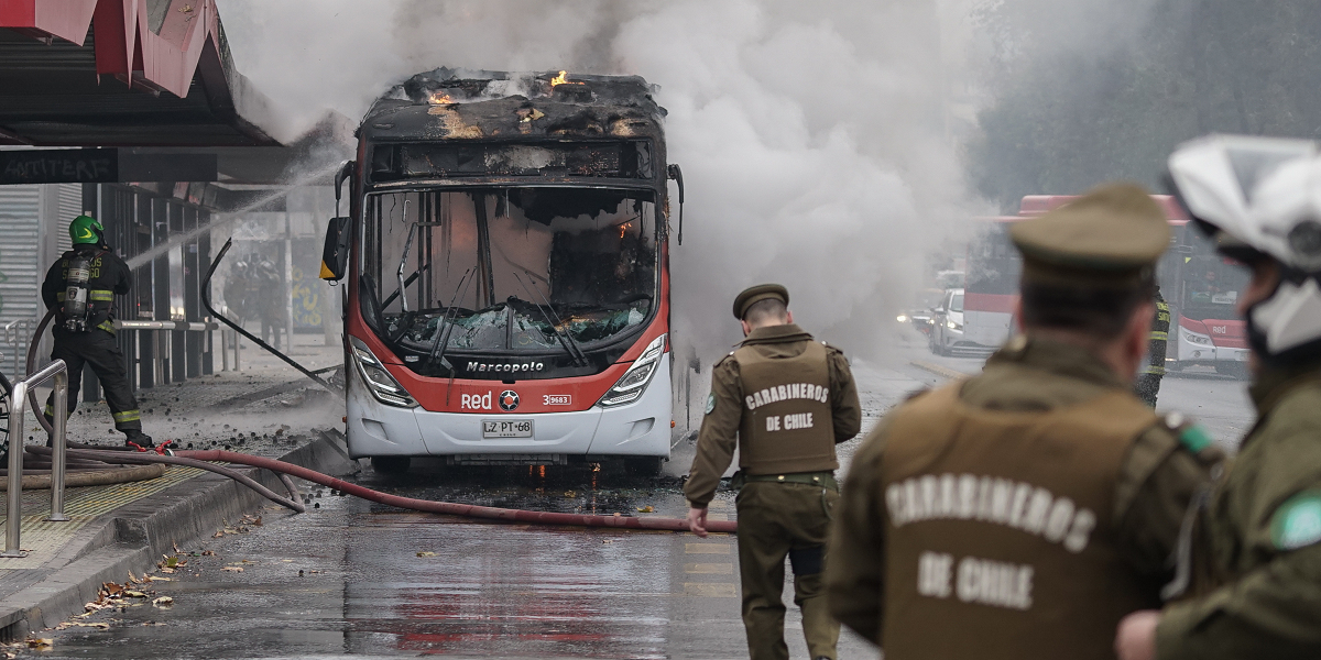 Los detalles tras la quema de un bus en Santiago: dos detenidos serían alumnos de 16 años
