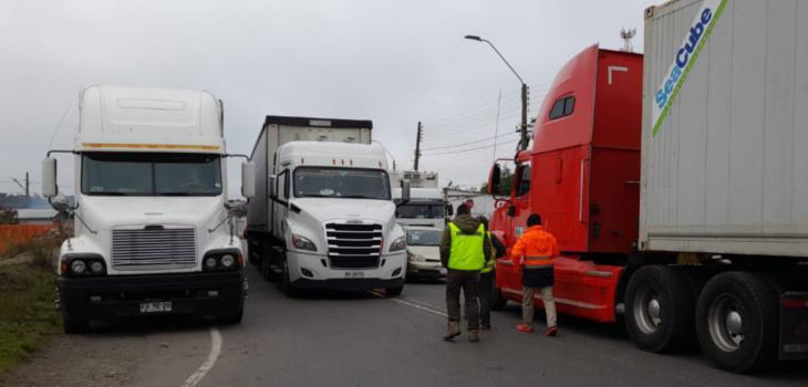 Camioneros bloquean la Ruta 5 Sur.