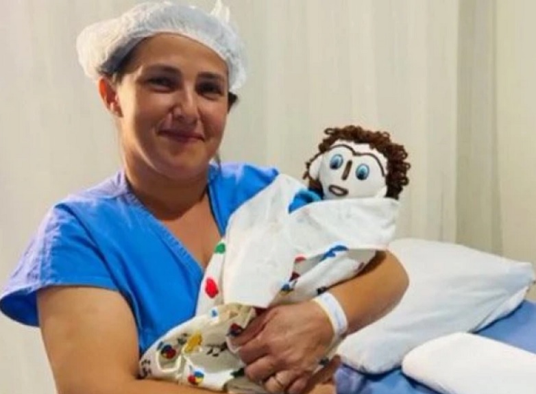 brasileña tuvo un hijo con un muñeco de trapo