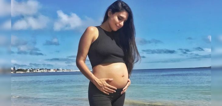 Constanza Araya enterneció con elegante sesión de fotografías embarazada