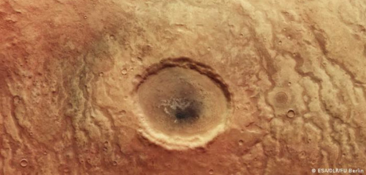 Descubren cráter en Marte con inquietante parecido a un ojo humano: mide unos 30 kilómetros de ancho