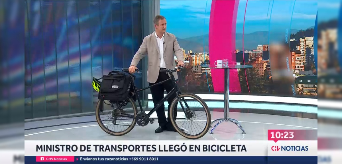Ministro de transporte en bicicleta