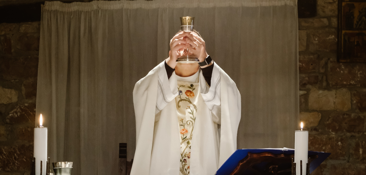 sacerdote ebrio en misa