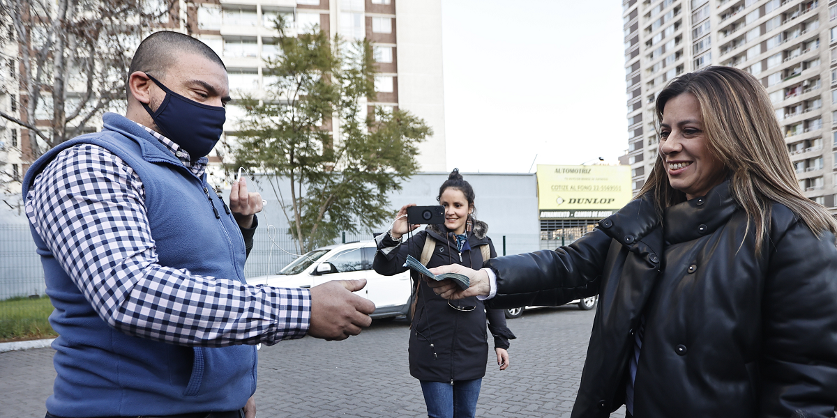 Marinovic regaló parte de su sueldo como convencional: taxista fue uno de los primeros beneficiados