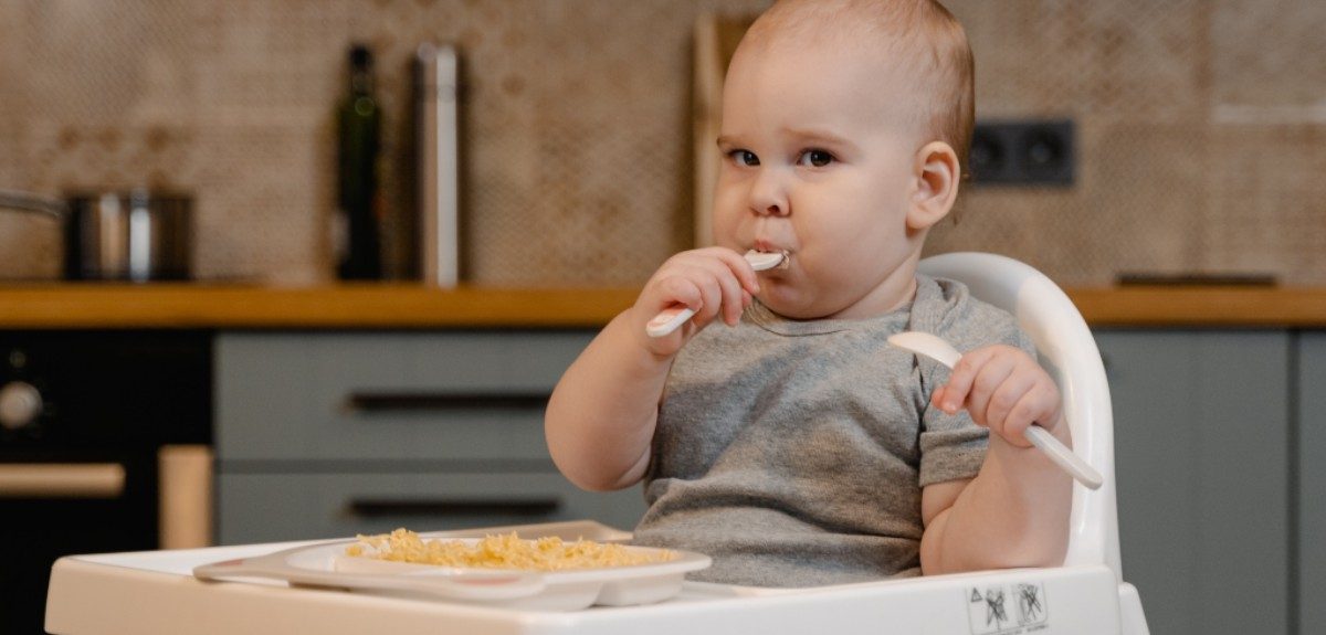 Experta entrega razones de por qué se debe dar alimentos a bebés a partir de los seis meses 