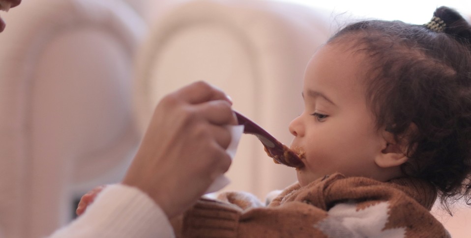 Experta entrega razones de por qué se debe dar alimentos a bebés a partir de los seis meses 