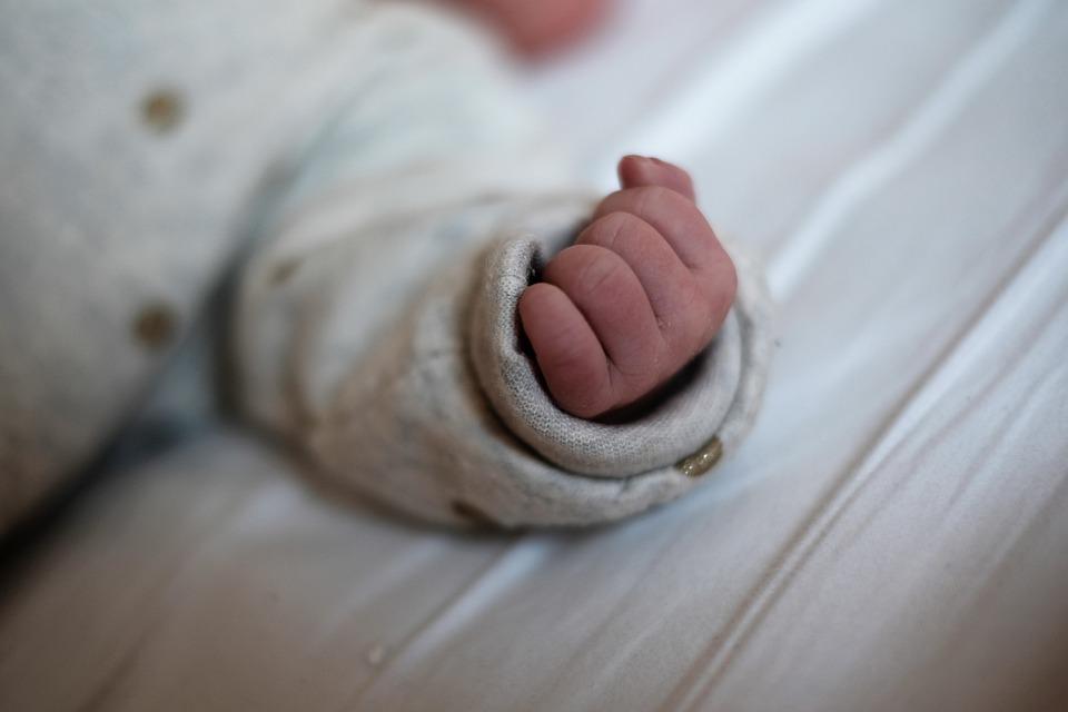 Corte ordena millonaria indemnización para padre acusado falsamente de abusar de su hija