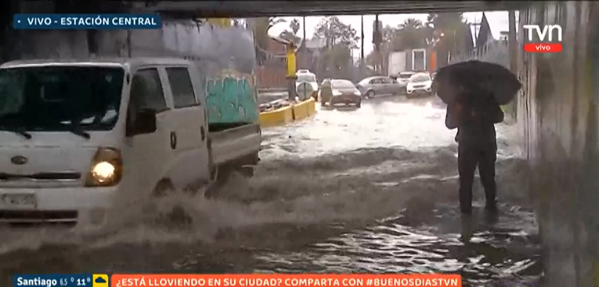 Periodista del Buenos días a todos sufrió chascarro por lluvias en Santiago