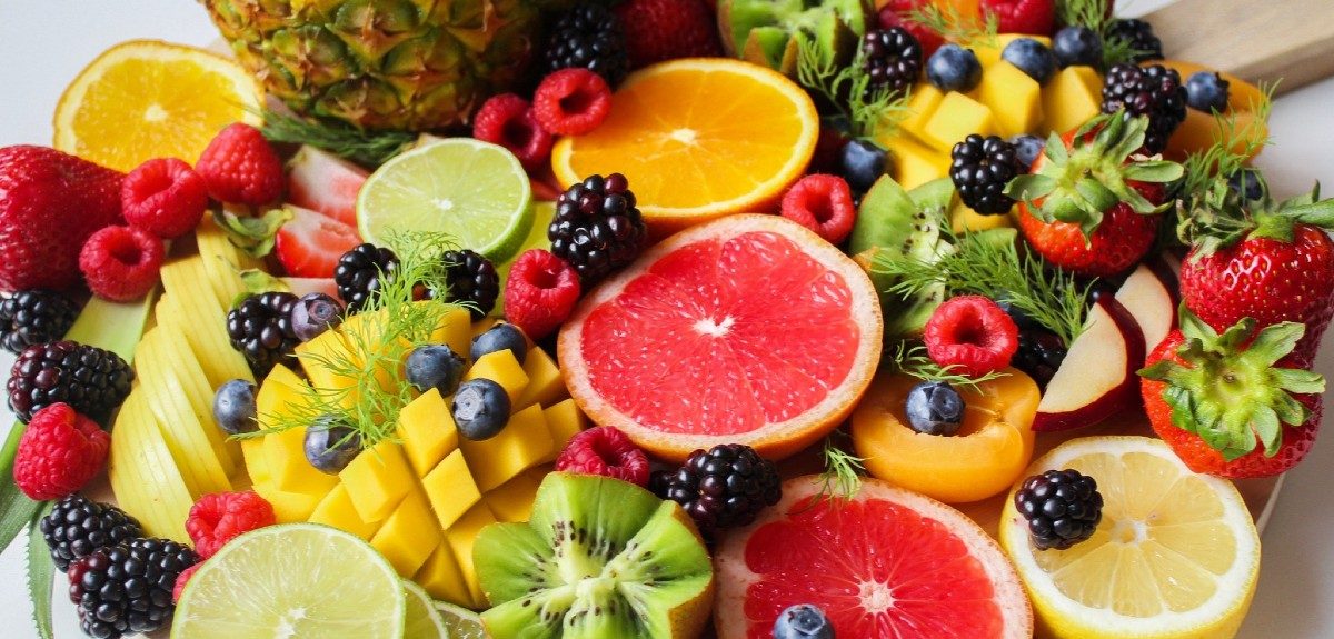 Consumir fruta de noche es realmente dañino para la salud: nutricionista despeja las dudas