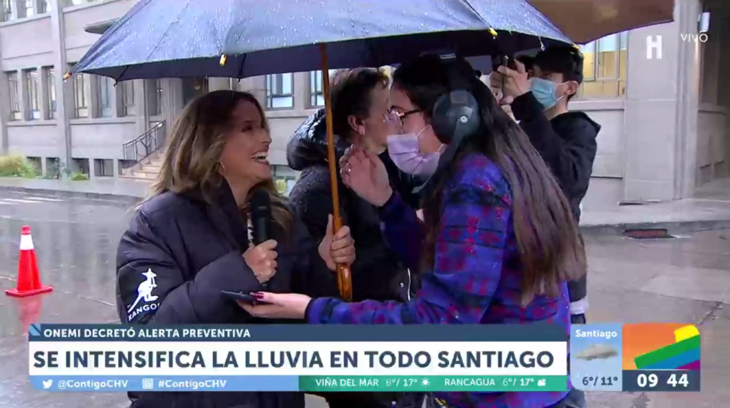 Monse Álvarez y JC Rodríguez desordenaron matinal de CHV: disfrutaron de la lluvia y estrenaron set