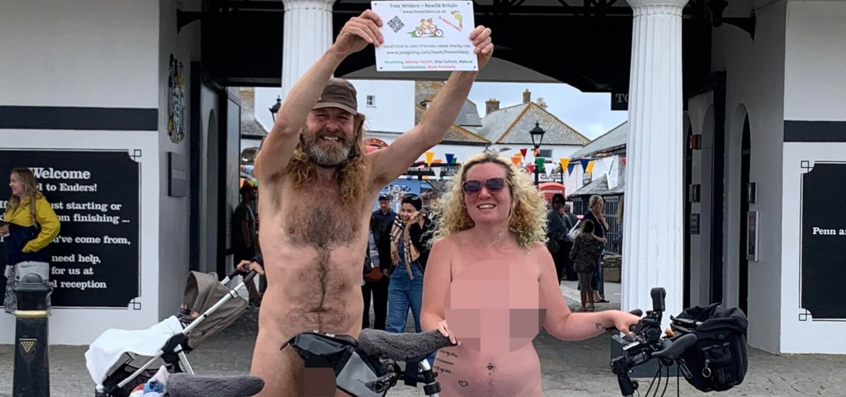 Hasta andan en bicicleta: matrimonio decidió no usar más ropa y hacer todas las actividades desnudos
