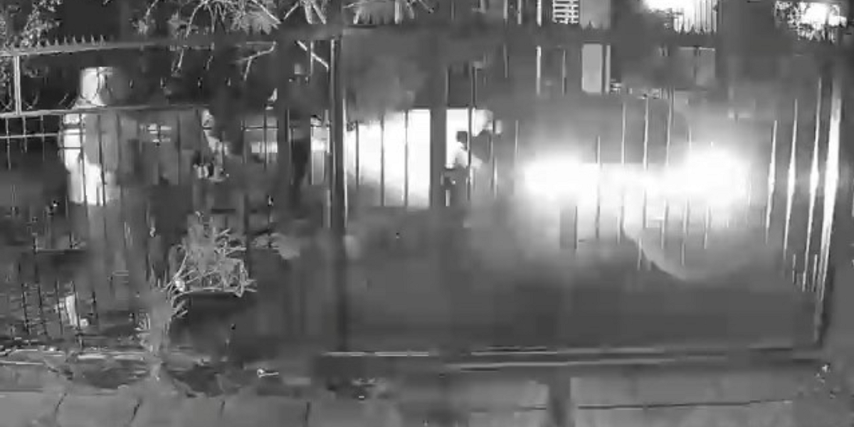Registran violento portonazo en La Cisterna: sujetos usaron ‘alunizaje’ para robar auto de una casa