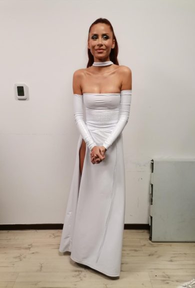Cami sorprendió en final de The Voice con atrevido vestido blanco