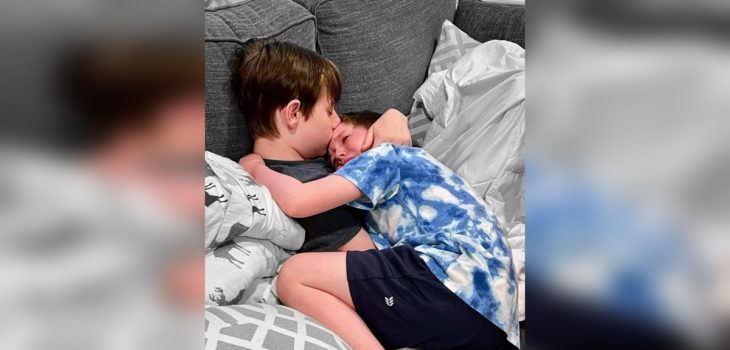 adolescente con cáncer terminal le cuenta a su hermano menor