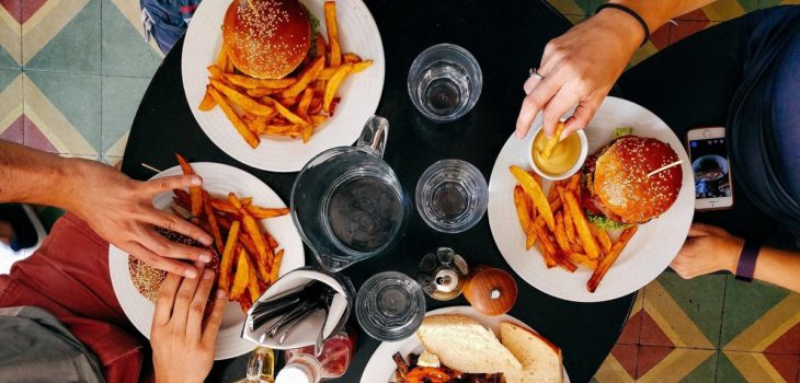 ¿Por qué muchas veces comemos más de la cuenta? Tiene una explicación científica