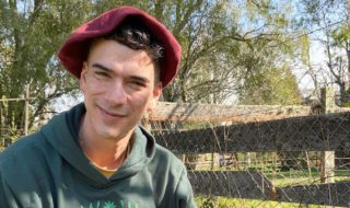 El radical cambio de vida de Iñigo Urrutia: de actor a mantener jardines en el sur del país