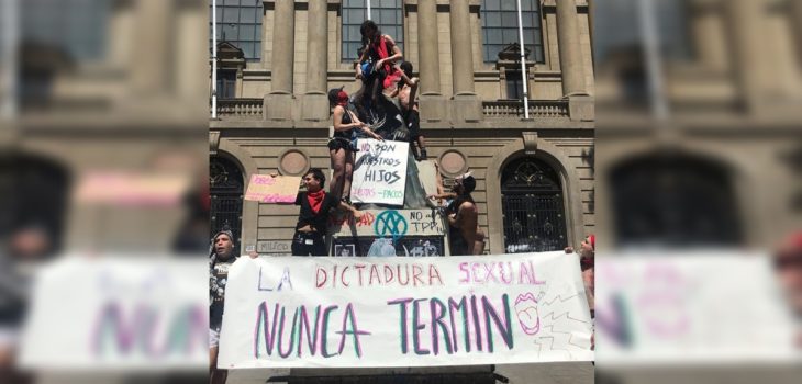 Viralizan performance de ‘Las Indetectables’ en 2019 utilizando la bandera chilena para acto sexual